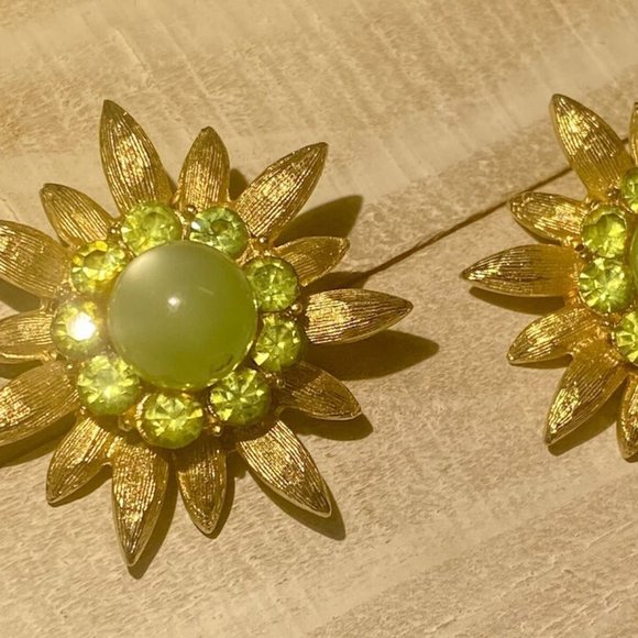 CORO Vintage Chic Signed Gold Tone Flower Rhinestone Clip Back Earrings Classic - Picture 2 of 10